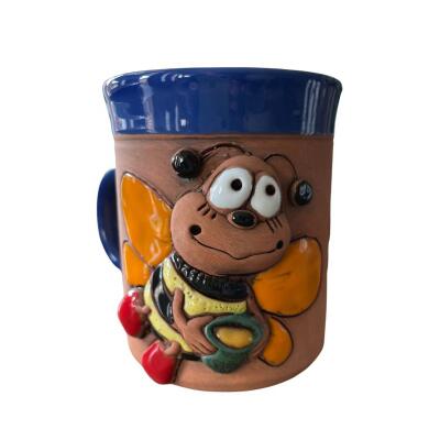 Blaue Keramik-Tasse mit fleißiger Biene
