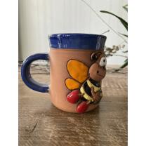 Blaue Keramik-Tasse mit fleißiger Biene