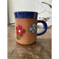 Blaue Keramik-Tasse mit fleißiger Biene