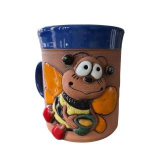 Blaue Keramik-Tasse mit fleißiger Biene