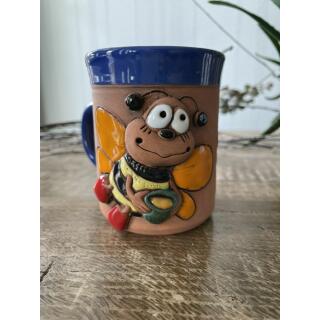 Blaue Keramik-Tasse mit fleißiger Biene