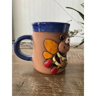 Blaue Keramik-Tasse mit fleißiger Biene