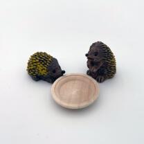 Miniatur Igel mit Holzteller