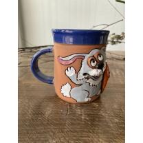 Blaue Keramik-Tasse mit lustigem Hasen