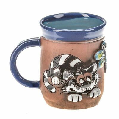 Blaue Keramik-Tasse mit fröhlicher Katze