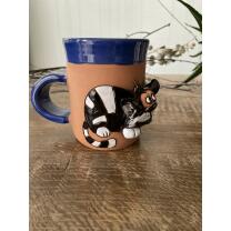 Blaue Keramik-Tasse mit fröhlicher Katze