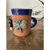 Blaue Keramik-Tasse mit fröhlicher Katze