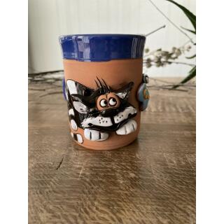Blaue Keramik-Tasse mit fröhlicher Katze