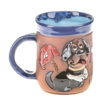 Blaue Keramik-Tasse mit Hund und Mohnblume