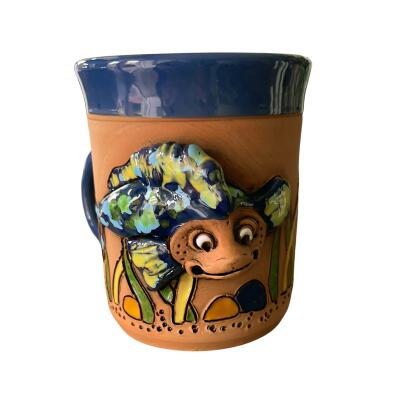 Blaue Keramik-Tasse mit flinkem Fisch