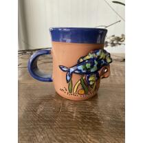 Blaue Keramik-Tasse mit flinkem Fisch