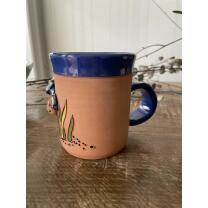 Blaue Keramik-Tasse mit flinkem Fisch