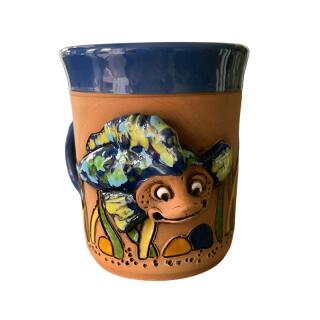Blaue Keramik-Tasse mit flinkem Fisch