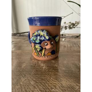Blaue Keramik-Tasse mit flinkem Fisch