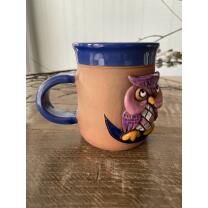 Blaue Keramik-Tasse mit pinkfarbener Eule auf blauem Mond