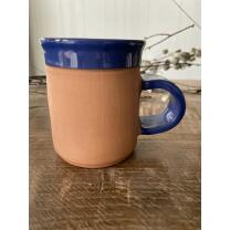 Blaue Keramik-Tasse mit pinkfarbener Eule auf blauem Mond