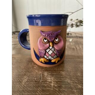 Blaue Keramik-Tasse mit pinkfarbener Eule auf blauem Mond