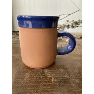 Blaue Keramik-Tasse mit pinkfarbener Eule auf blauem Mond