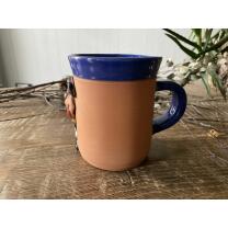 Blaue Keramik-Tasse mit munterem Hund