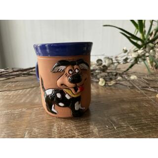 Blaue Keramik-Tasse mit munterem Hund
