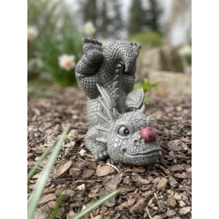 Gartenfigur - Drache mit Marienkäfer (GD396)
