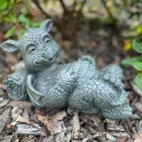 Gartenfigur - Süsser Gartendrache liegend hält...