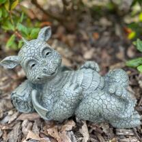 Gartenfigur - Süsser Gartendrache liegend hält sich Bauch Drache