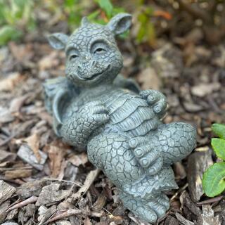 Gartenfigur - Süsser Gartendrache liegend hält sich Bauch Drache