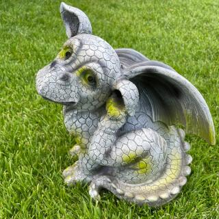 Gartendrache - Drache kratzt sich am Ohr