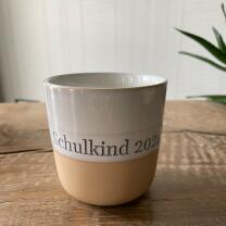 Becher Schulkind 2024 sandfarben/weiß - Druckschrift