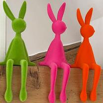 Hase beflockt sitzend - Kantenhocker 29 cm